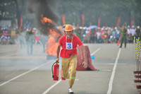 Gia đình phối hợp trình diễn kỹ năng phòng cháy, chữa cháy