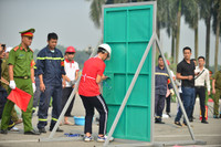 Gia đình phối hợp trình diễn kỹ năng phòng cháy, chữa cháy