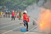 Gia đình phối hợp trình diễn kỹ năng phòng cháy, chữa cháy