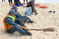 Vượt sóng dữ, kéo xuồng ở đảo An Bang