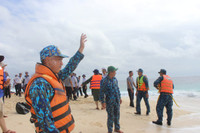 Vượt sóng dữ, kéo xuồng ở đảo An Bang