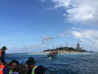 Vượt sóng dữ, kéo xuồng ở đảo An Bang