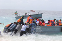 Vượt sóng dữ, kéo xuồng ở đảo An Bang