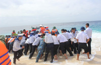 Vượt sóng dữ, kéo xuồng ở đảo An Bang