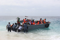 Vượt sóng dữ, kéo xuồng ở đảo An Bang