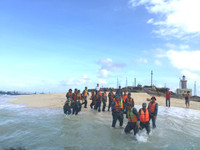 Vượt sóng dữ, kéo xuồng ở đảo An Bang