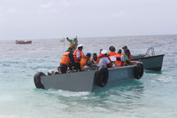 Vượt sóng dữ, kéo xuồng ở đảo An Bang