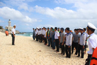 Vượt sóng dữ, kéo xuồng ở đảo An Bang