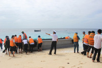 Vượt sóng dữ, kéo xuồng ở đảo An Bang