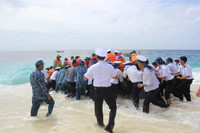 Vượt sóng dữ, kéo xuồng ở đảo An Bang