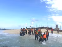 Vượt sóng dữ, kéo xuồng ở đảo An Bang