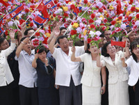 [ẢNH] Hàng trăm nghìn người Triều Tiên đổ ra đường chào đón ông Tập Cận Bình