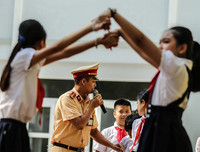 [ẢNH] 1.000 học sinh tiểu học thích thú được CSGT Hà Nội dạy đội mũ bảo hiểm đúng cách