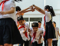 [ẢNH] 1.000 học sinh tiểu học thích thú được CSGT Hà Nội dạy đội mũ bảo hiểm đúng cách