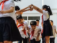 [ẢNH] 1.000 học sinh tiểu học thích thú được CSGT Hà Nội dạy đội mũ bảo hiểm đúng cách