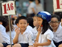 [ẢNH] 1.000 học sinh tiểu học thích thú được CSGT Hà Nội dạy đội mũ bảo hiểm đúng cách