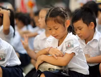 [ẢNH] 1.000 học sinh tiểu học thích thú được CSGT Hà Nội dạy đội mũ bảo hiểm đúng cách