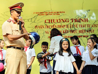 [ẢNH] 1.000 học sinh tiểu học thích thú được CSGT Hà Nội dạy đội mũ bảo hiểm đúng cách