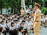 [ẢNH] 1.000 học sinh tiểu học thích thú được CSGT Hà Nội dạy đội mũ bảo hiểm đúng cách