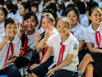 [ẢNH] 1.000 học sinh tiểu học thích thú được CSGT Hà Nội dạy đội mũ bảo hiểm đúng cách