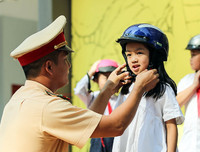 [ẢNH] 1.000 học sinh tiểu học thích thú được CSGT Hà Nội dạy đội mũ bảo hiểm đúng cách