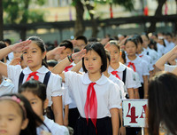 [ẢNH] 1.000 học sinh tiểu học thích thú được CSGT Hà Nội dạy đội mũ bảo hiểm đúng cách