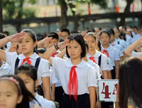 [ẢNH] 1.000 học sinh tiểu học thích thú được CSGT Hà Nội dạy đội mũ bảo hiểm đúng cách