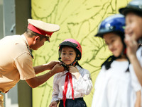 [ẢNH] 1.000 học sinh tiểu học thích thú được CSGT Hà Nội dạy đội mũ bảo hiểm đúng cách