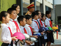 [ẢNH] 1.000 học sinh tiểu học thích thú được CSGT Hà Nội dạy đội mũ bảo hiểm đúng cách