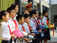 [ẢNH] 1.000 học sinh tiểu học thích thú được CSGT Hà Nội dạy đội mũ bảo hiểm đúng cách