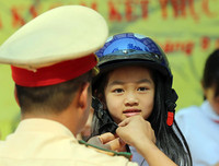 [ẢNH] 1.000 học sinh tiểu học thích thú được CSGT Hà Nội dạy đội mũ bảo hiểm đúng cách