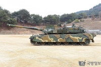 [ẢNH] K2 Black Panther Hàn Quốc biểu diễn tính năng khiến xe tăng Nga phải 