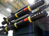 [ẢNH] Tên lửa sát thủ L-UMTAS của Thổ Nhĩ Kỳ khiến hàng loạt khí tài Syria bốc cháy