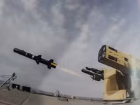 [ẢNH] Tên lửa sát thủ L-UMTAS của Thổ Nhĩ Kỳ khiến hàng loạt khí tài Syria bốc cháy