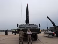 [ẢNH] Pháo binh Syria gầm thét, tên lửa đạn đạo bổ nhào xuống phiến quân thân Thổ Nhĩ Kỳ