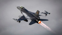 [ẢNH] Tiêm kích F-16 Mỹ 'rụng đầu', phi công may mắn sống sót