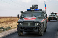 [ẢNH] Đoàn xe tuần tra của quân cảnh Nga tại Syria bị Mỹ đe dọa dùng vũ lực