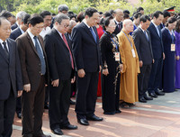 Đại biểu dự Đại hội đại biểu toàn quốc MTTQ Việt Nam viếng Lăng Bác