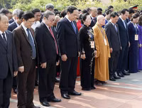 Đại biểu dự Đại hội đại biểu toàn quốc MTTQ Việt Nam viếng Lăng Bác