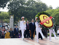 Đại biểu dự Đại hội đại biểu toàn quốc MTTQ Việt Nam viếng Lăng Bác