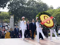 Đại biểu dự Đại hội đại biểu toàn quốc MTTQ Việt Nam viếng Lăng Bác