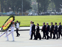 Đại biểu dự Đại hội đại biểu toàn quốc MTTQ Việt Nam viếng Lăng Bác