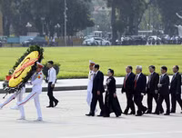 Đại biểu dự Đại hội đại biểu toàn quốc MTTQ Việt Nam viếng Lăng Bác