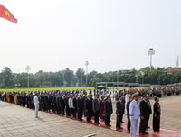 Đại biểu dự Đại hội đại biểu toàn quốc MTTQ Việt Nam viếng Lăng Bác