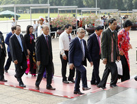 Đại biểu dự Đại hội đại biểu toàn quốc MTTQ Việt Nam viếng Lăng Bác