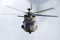 [ẢNH] Siêu trực thăng quân sự hiện đại nhất thế giới bị chiếu laser trên biển Đông