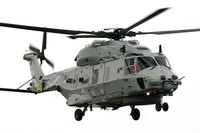 [ẢNH] Siêu trực thăng quân sự hiện đại nhất thế giới bị chiếu laser trên biển Đông