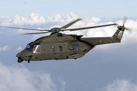 [ẢNH] Siêu trực thăng quân sự hiện đại nhất thế giới bị chiếu laser trên biển Đông