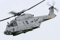 [ẢNH] Siêu trực thăng quân sự hiện đại nhất thế giới bị chiếu laser trên biển Đông