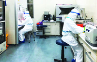 [ẢNH] Anh nghi ngờ chất lượng hàng triệu bộ kit xét nghiệm Covid-19 từ Trung Quốc